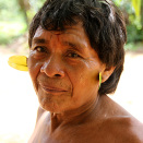 En eldre yanomami har pyntet seg med blader for anledningen (Foto: Rainforest Foundation Norway / ISA Brazil)